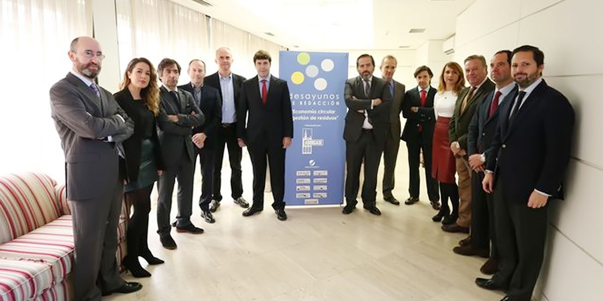 Una foto de familia del Desayuno de Redacción Aborgase que se celebró ayer en Diario de Sevilla